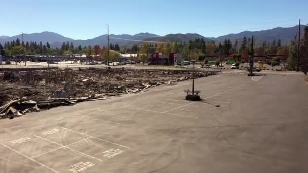 Entreprise endommagée par un incendie à Phoenix Oregon, États-Unis 2020. — Video