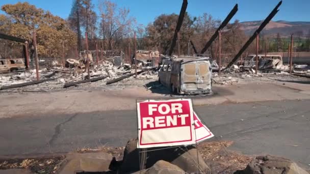 Para el letrero de alquiler en frente del parque de casas móviles quemados — Vídeo de stock