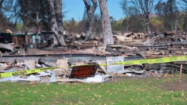 Частная собственность No Trespassing sign and yellow tape at burned out mobile home park — стоковое видео