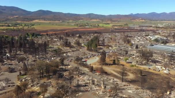 Círculos de drones sobre área devastada en el sur de Oregón a partir de incendios forestales 2020. — Vídeo de stock