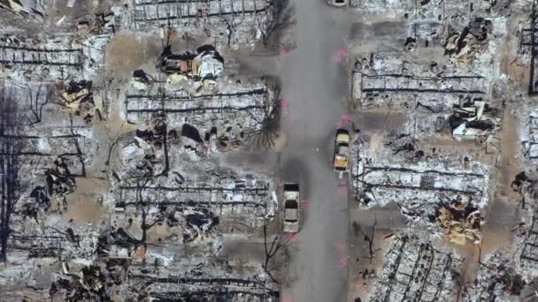 Vista de cima para baixo de casas queimadas e carros em Oregon. Clipe de drone. — Vídeo de Stock