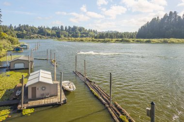 Lakeside, Oregon 'daki Tenmile Gölü' nün havadan görünüşü. Kıyı şeridindeki evlerin insansız hava aracı görüntüleri. 