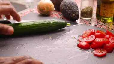 Mutfakta sebze doğrayan ellere yakın çekim