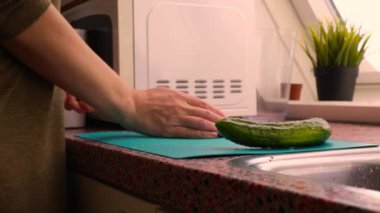 Ev hanımı mutfakta sebze hazırlıyor.