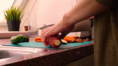 Ev hanımı mutfakta sebze hazırlıyor.