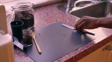 Evde tereyağı ve MCT yağıyla Keto kahvesi yapan kişi