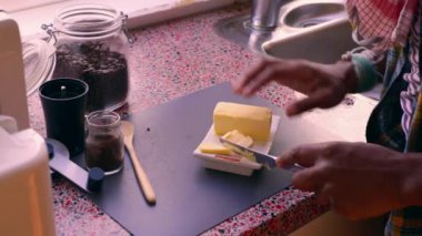 Evde tereyağı ve MCT yağıyla Keto kahvesi yapan kişi