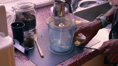 Evde tereyağı ve MCT yağıyla Keto kahvesi yapan kişi