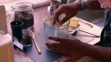 Evde tereyağı ve MCT yağıyla Keto kahvesi yapan kişi