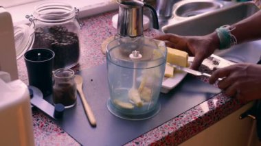 Evde tereyağı ve MCT yağıyla Keto kahvesi yapan kişi