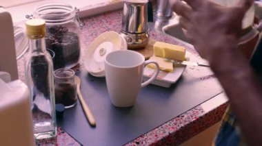 Evde tereyağı ve MCT yağlı ketojenik kahve yapan kişi 