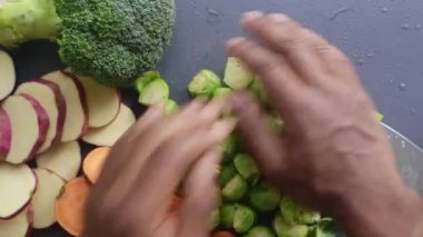 Üst düzey şef mutfakta organik sebzeler doğruyor.