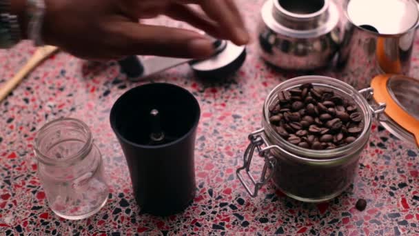 キッチンでコーヒー豆を手動で研削人 — ストック動画