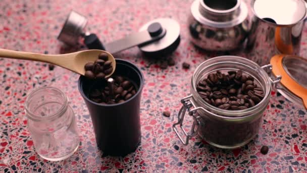 Osoba Ręcznie Mielenie Ziarna Kawy Kuchni — Wideo stockowe