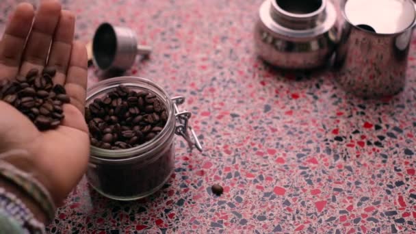キッチンでコーヒー豆を手動で研削人 — ストック動画