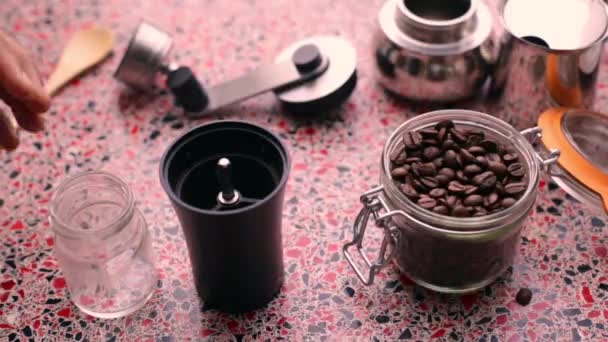 Persona Macinare Manualmente Chicchi Caffè Cucina — Video Stock