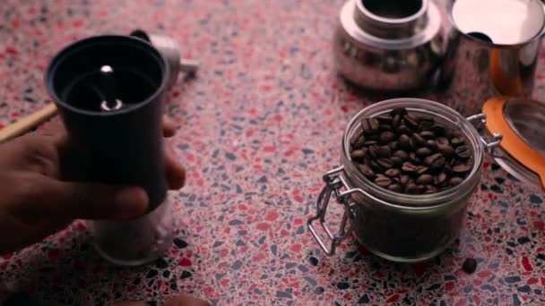 Persona Macinare Manualmente Chicchi Caffè Cucina — Video Stock