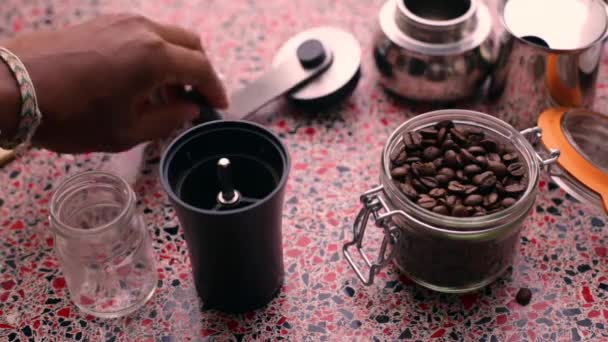 Persona Macinare Manualmente Chicchi Caffè Cucina — Video Stock