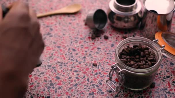 Άτομο Χέρι Άλεση Φρυγμένοι Κόκκοι Καφέ Στην Κουζίνα — Αρχείο Βίντεο