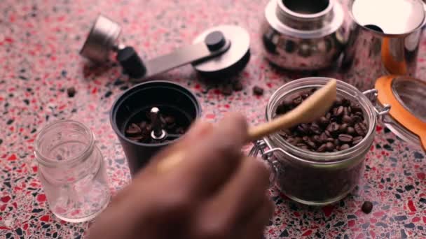 Persona Che Macina Manualmente Chicchi Caffè Tostati Cucina Casa — Video Stock