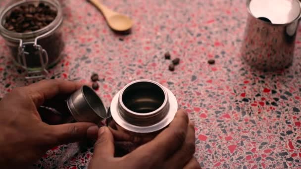 Person Som Förbereder Espressokaffe För Mokabryggare — Stockvideo