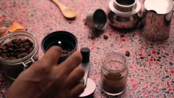 Persoon Bereidt Espresso Koffie Voor Een Moka Pot — Stockvideo
