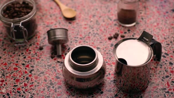 Person Bereitet Espresso Kaffee Für Eine Mokka Kanne — Stockvideo