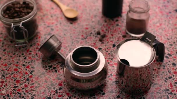 Persona Preparando Café Expreso Para Una Moka Pot — Vídeos de Stock
