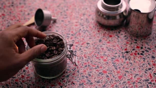 Personne Préparant Café Expresso Pour Une Cafetière Moka — Video