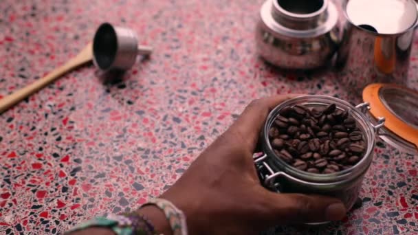 Osoba Przygotowująca Kawę Espresso Dzbanek Moka — Wideo stockowe
