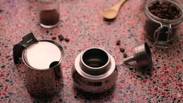 Bir Çaydanlık Için Espresso Hazırlayan Kişi — Stok video