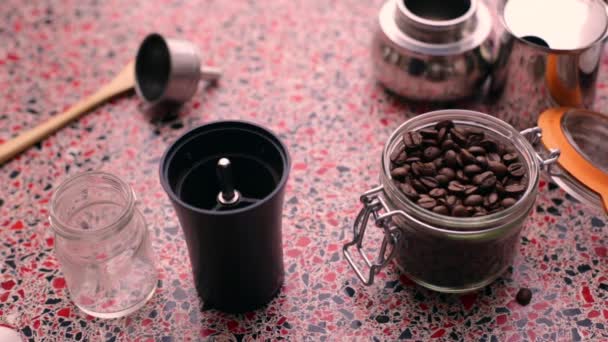 Bir Çaydanlık Için Espresso Hazırlayan Kişi — Stok video