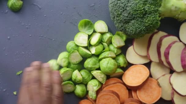 キッチンでオーガニック野菜を切るトップビューシェフ — ストック動画