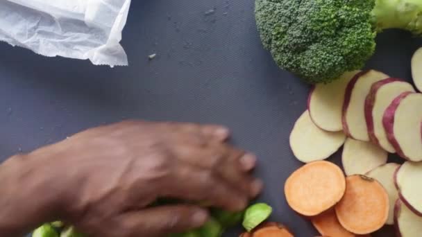 Vista Superior Manos Preparando Bandeja Horno Con Verduras Picadas — Vídeos de Stock