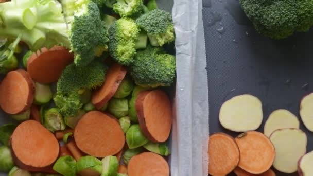 Top View Χέρια Προετοιμασία Ταψί Φούρνου Ψιλοκομμένα Λαχανικά — Αρχείο Βίντεο