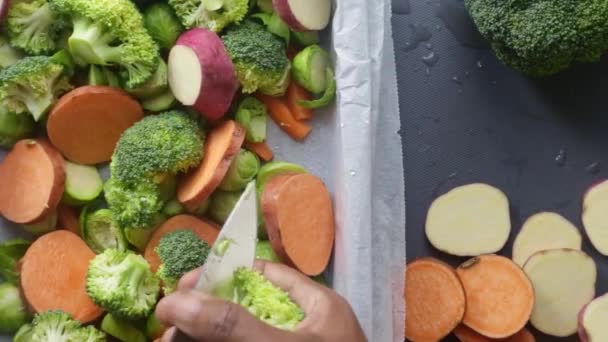 Top Vista Mãos Preparando Bandeja Forno Com Legumes Picados — Vídeo de Stock