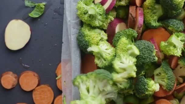 野菜のみじん切りとオーブントレイを準備トップビューの手 — ストック動画