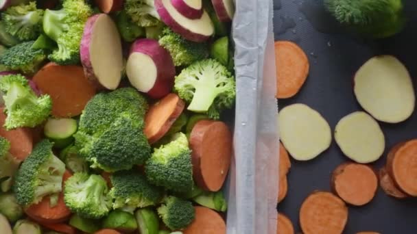 野菜のみじん切りとオーブントレイを準備トップビューの手 — ストック動画