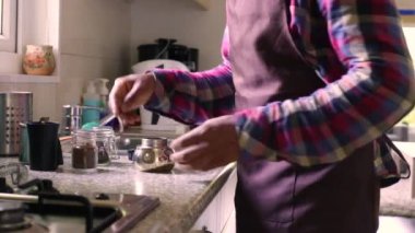 Evde moka demliği ile nefis espresso yapan kişi.  