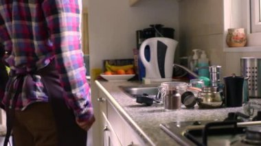 Moka pot ile espresso yapan kişiye yakın çekim.