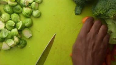 Mutfakta organik sebzeleri doğrayan şefin en iyi görüntüsü.