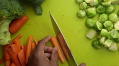 Mutfakta organik sebzeleri doğrayan şefin en iyi görüntüsü.