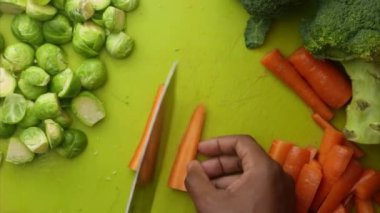 Mutfakta organik sebzeleri doğrayan şefin en iyi görüntüsü.