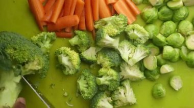 Mutfakta sebze doğrayan şefin manzarası.