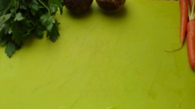 Mutfakta karnabahar doğrayan yakın aşçı elleri