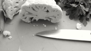 Mutfakta karnabahar doğrayan yakın aşçı elleri