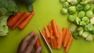 Mutfakta organik sebzeleri doğrayan şefin en iyi görüntüsü.  