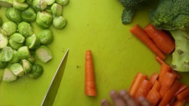 Mutfakta organik sebzeleri doğrayan şefin en iyi görüntüsü.  