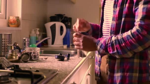 Personne Broyage Manuel Des Grains Café Avec Broyeur Dans Cuisine — Video