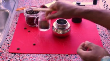 Kahveyi moka tenceresiyle hazırlayan kişinin üst görüntüsü. 